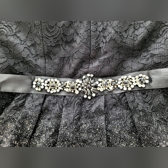 Beautiful strapless Prom Dress/Formal. Black and Gold. Sz 9/10 - Picture 4 of 11